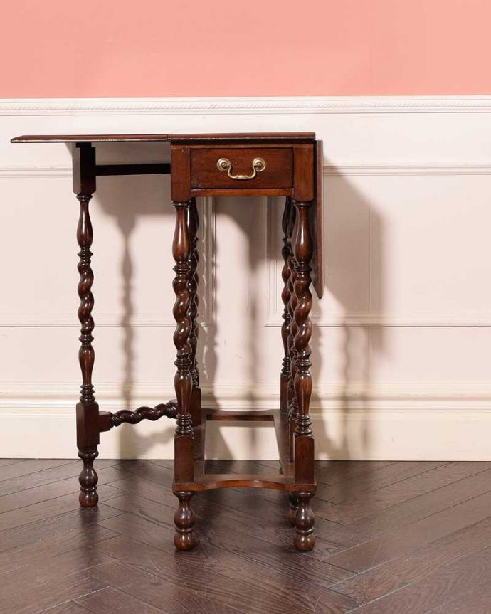 アンティークのテーブル アンティーク家具 英国らしいアンティーク家具、スモールサイズの伸張式のゲートレッグテーブル。片方開くと・・・・片方のリーフを開くとこんな感じ。(q-1979-f)