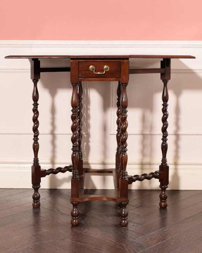 アンティークのテーブル アンティーク家具 英国らしいアンティーク家具、スモールサイズの伸張式のゲートレッグテーブル。両方開けば大きなサイズゲートレッグテーブルはゲートが開くように作られた脚のデザインも印象的。(q-1979-f)