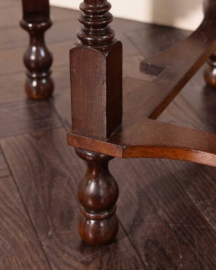 アンティークのテーブル アンティーク家具 英国らしいアンティーク家具、スモールサイズの伸張式のゲートレッグテーブル。持ち上げなくても移動できます!Handleのアンティークは、脚の裏にフェルトキーパーをお付けしていますので、持ち上げなくても床を滑らせて移動させることが出来ます。(q-1979-f)