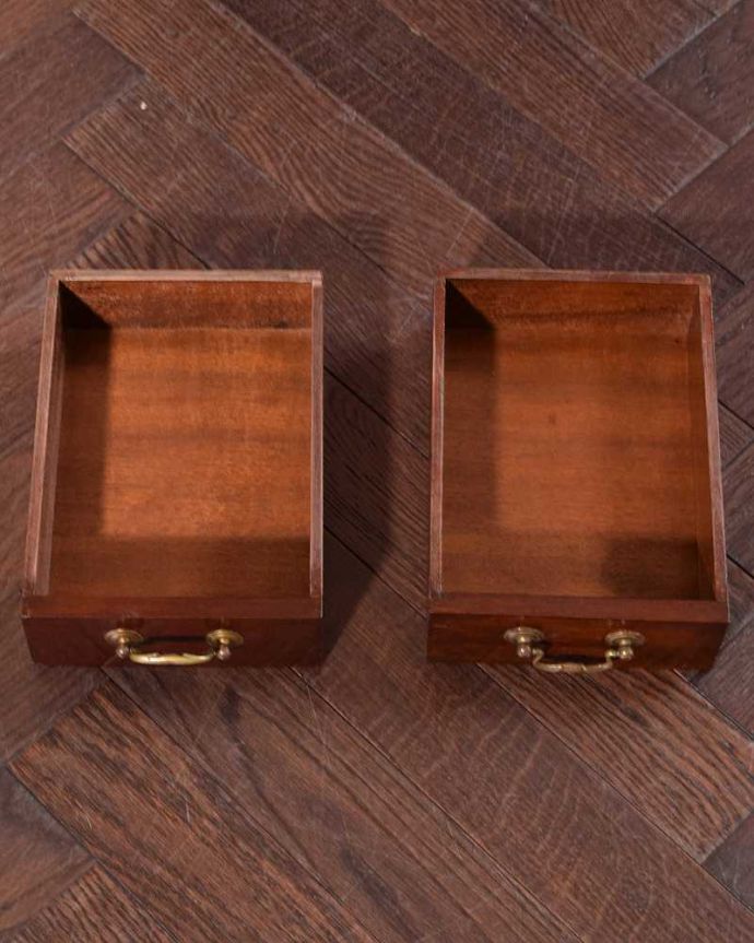 アンティークのテーブル アンティーク家具 英国らしいアンティーク家具、スモールサイズの伸張式のゲートレッグテーブル。引き出しの中もキレイですテーブルに付いた引き出しの中も、もちろん職人がしっかり修復しました。(q-1979-f)