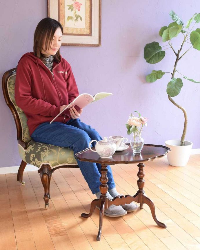 アンティークのテーブル　アンティーク家具　美しい天板と脚を持つアンティーク家具、英国輸入のワインテーブル。どこでも使えるワインテーブル少し大きめサイズのワインテーブルは、持ち運びが便利で、どんな場所に置いても使える便利なローテーブルです。(q-1980-f)