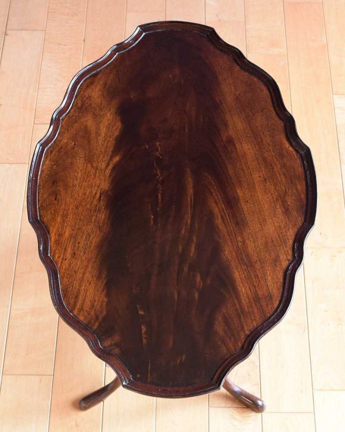 アンティークのテーブル　アンティーク家具　美しい天板と脚を持つアンティーク家具、英国輸入のワインテーブル。天板を上から見ると･･･コーヒーテーブルの天板は毎日使う場所だから専門の職人がしっかり修復しました。(q-1980-f)