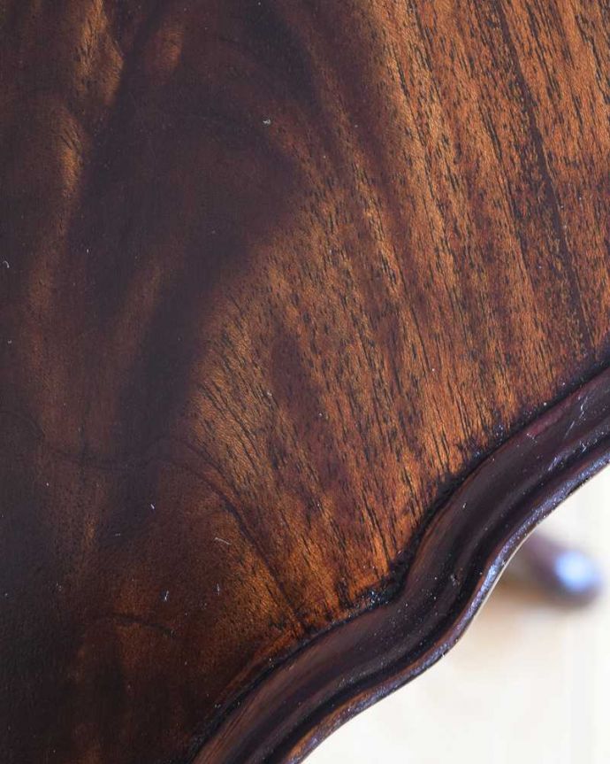 アンティークのテーブル　アンティーク家具　美しい天板と脚を持つアンティーク家具、英国輸入のワインテーブル。近づいて見てみると･･･アンティークはもちろん新品ではないので小さなキズや汚れはありますが、キレイにお直ししたので満足して頂ける自信があります！。(q-1980-f)