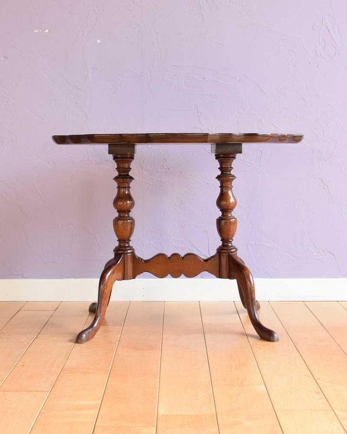 アンティークのテーブル　アンティーク家具　美しい天板と脚を持つアンティーク家具、英国輸入のワインテーブル。横から見た姿もステキ横から見るとこんな感じ。(q-1980-f)