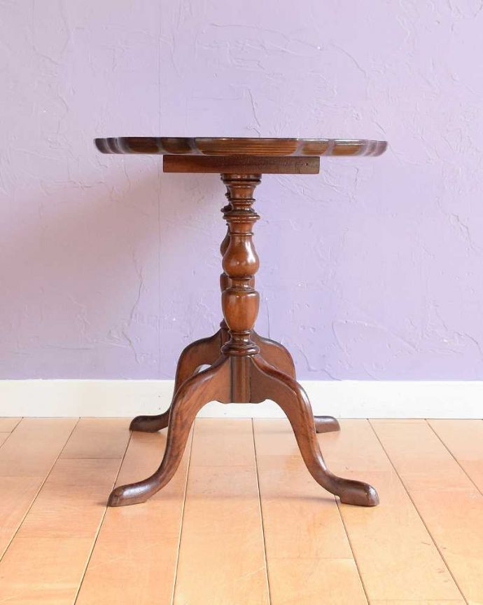 アンティークのテーブル　アンティーク家具　美しい天板と脚を持つアンティーク家具、英国輸入のワインテーブル。クルッと回転360度どこから見ても美しく仕上げてあるので、いろんな場所から見て楽しんで下さい。(q-1980-f)