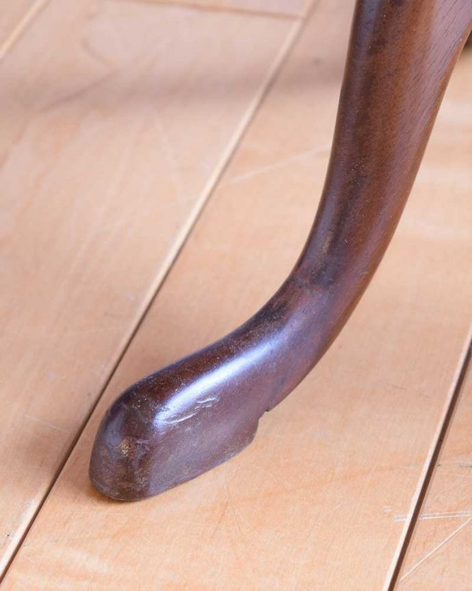 アンティークのテーブル　アンティーク家具　美しい天板と脚を持つアンティーク家具、英国輸入のワインテーブル。持ち上げなくても移動できます！Handleのアンティークは、脚の裏にフェルトキーパーをお付けしていますので、床を滑らせてれば移動が簡単です。(q-1980-f)