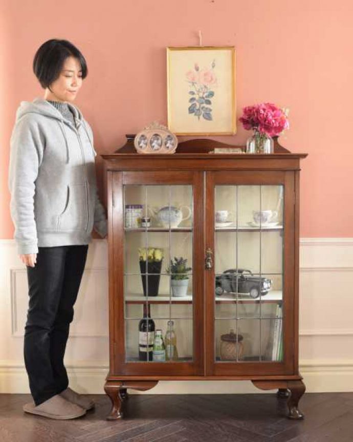 アンティークのキャビネット　アンティーク家具　美しいステンドグラスの扉、英国で見つけたアンティークガラスキャビネット。ステンドグラスの扉が美しいキャビネット扉がステンドグラスになっているから、キャビネットとステンドグラスの両方を一気に手に入れることが出来ちゃうんです。(q-1981-f)