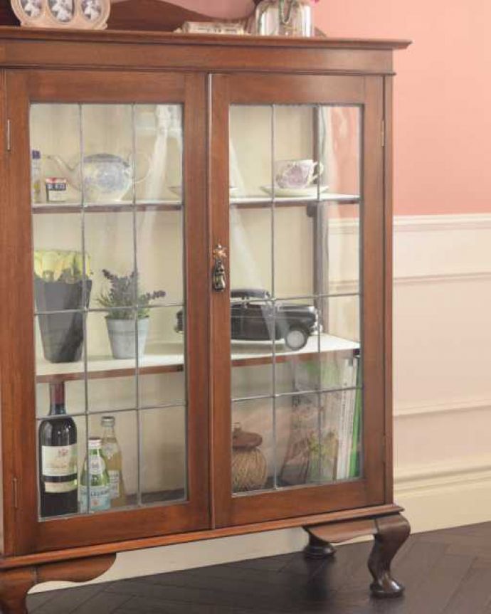 アンティークのキャビネット　アンティーク家具　美しいステンドグラスの扉、英国で見つけたアンティークガラスキャビネット。まずはステンドグラスを楽しみましょう現代のように機械が発達していない時代に作られたステンドグラス。(q-1981-f)