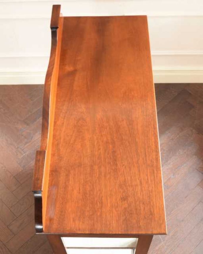 アンティークのキャビネット　アンティーク家具　美しいステンドグラスの扉、英国で見つけたアンティークガラスキャビネット。塗装もキレイに仕上げました上から見るとこんな形のキャビネットです。(q-1981-f)