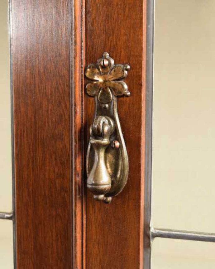 アンティークのキャビネット　アンティーク家具　美しいステンドグラスの扉、英国で見つけたアンティークガラスキャビネット。こんな部分もアンティークらしさおとぎ話から出てきたような可愛い取っ手。(q-1981-f)