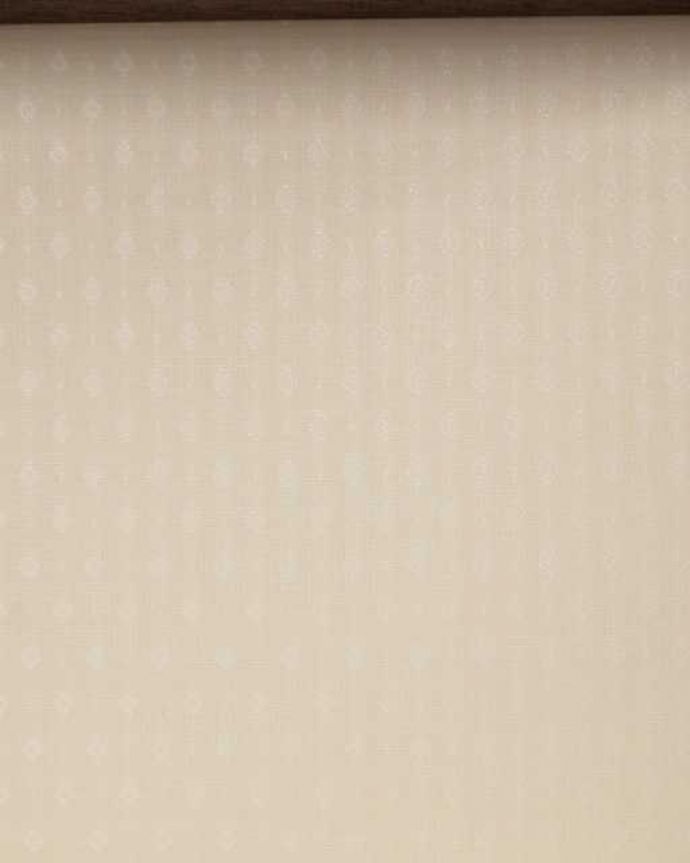 アンティークのキャビネット　アンティーク家具　美しいステンドグラスの扉、英国で見つけたアンティークガラスキャビネット。新しい生地で張り替えましたキャビネットの表情に合わせて新しい背板の生地を選びました。(q-1981-f)