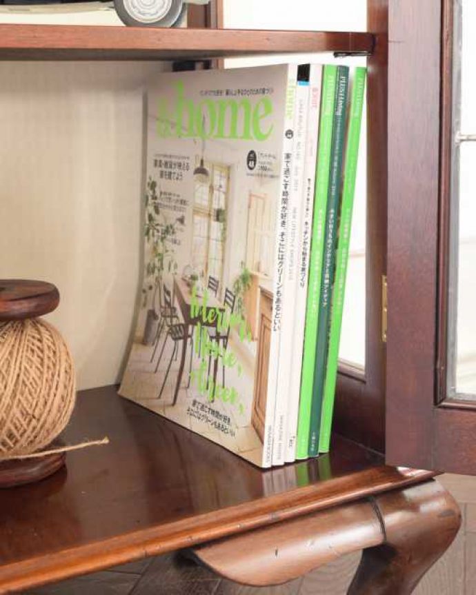 アンティークのキャビネット　アンティーク家具　美しいステンドグラスの扉、英国で見つけたアンティークガラスキャビネット。扉の中は収納たっぷりA4サイズの雑誌までしっかり収納出来ちゃう大きさ。(q-1981-f)