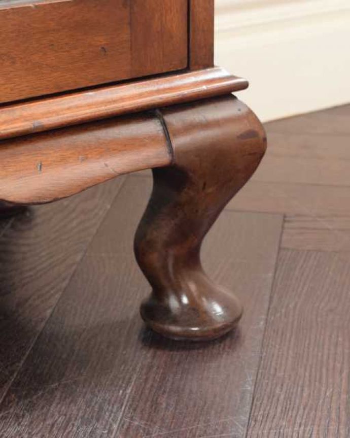 アンティークのキャビネット　アンティーク家具　美しいステンドグラスの扉、英国で見つけたアンティークガラスキャビネット。女性１人でラクラク運べちゃうんですHandleのアンティークは、脚の裏にフェルトキーパーをお付けしています。(q-1981-f)