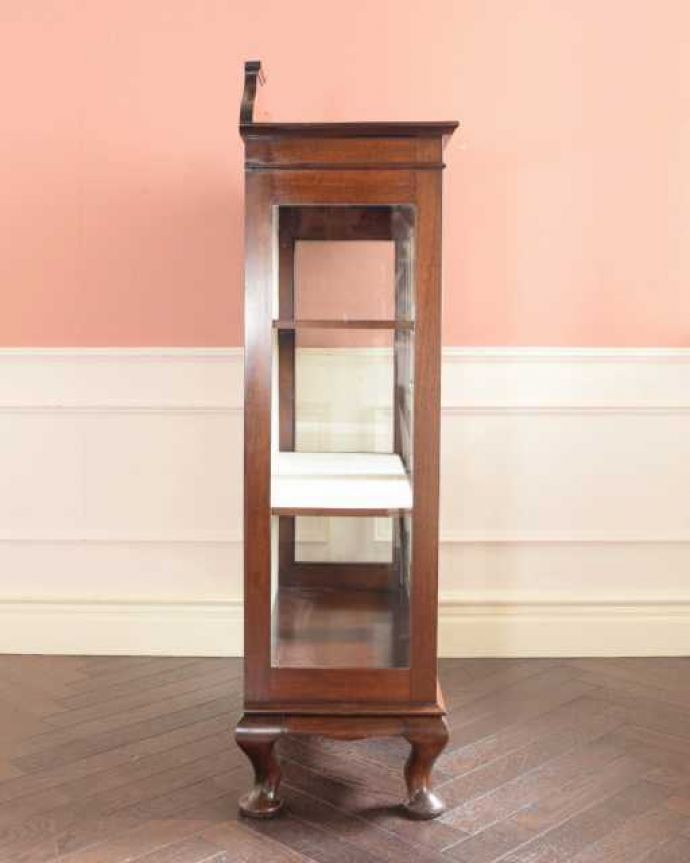 アンティークのキャビネット　アンティーク家具　美しいステンドグラスの扉、英国で見つけたアンティークガラスキャビネット。横から見ても素敵なんです三方向がガラスのキャビネット。(q-1981-f)