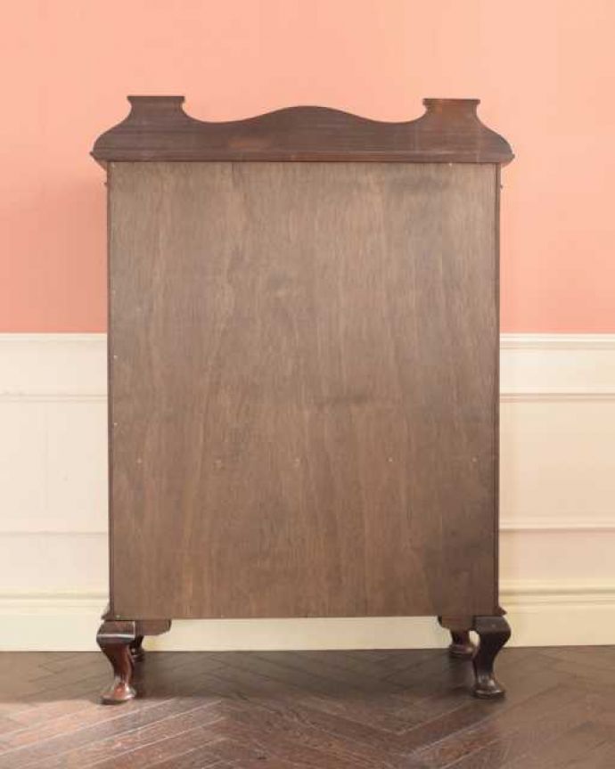 アンティークのキャビネット　アンティーク家具　美しいステンドグラスの扉、英国で見つけたアンティークガラスキャビネット。後ろ姿も美しいですアンティークは新品ではないので、経年変化によるキズはありますが、専門の職人がしっかり修復したので後姿もキレイです。(q-1981-f)