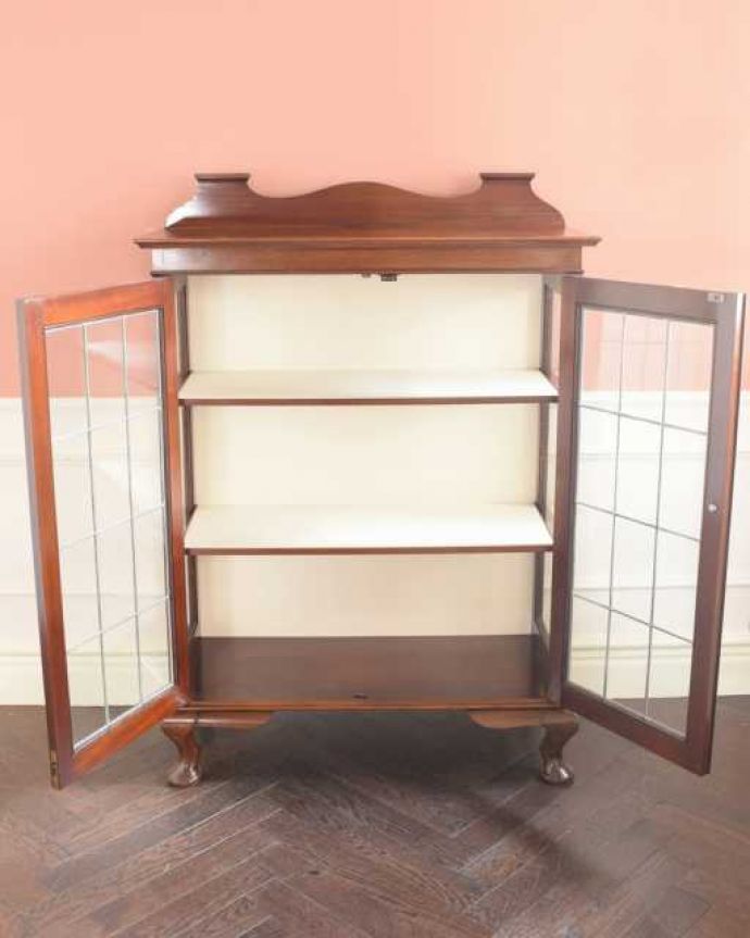 アンティークのキャビネット　アンティーク家具　美しいステンドグラスの扉、英国で見つけたアンティークガラスキャビネット。扉を開けてみると･･･職人がキレイに修復して、背板も新しい生地に張替えました。(q-1981-f)