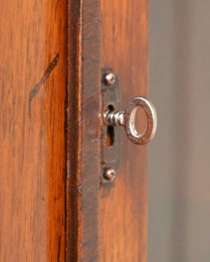 アンティークのキャビネット　アンティーク家具　優雅な曲線のガラス扉のデザイン、アンティークのブックケース（キャビネット）。小さなパーツにもこだわり鍵が取っ手になっているので、中を開ける度にまるで宝箱を開ける気分です。(q-1982-f)