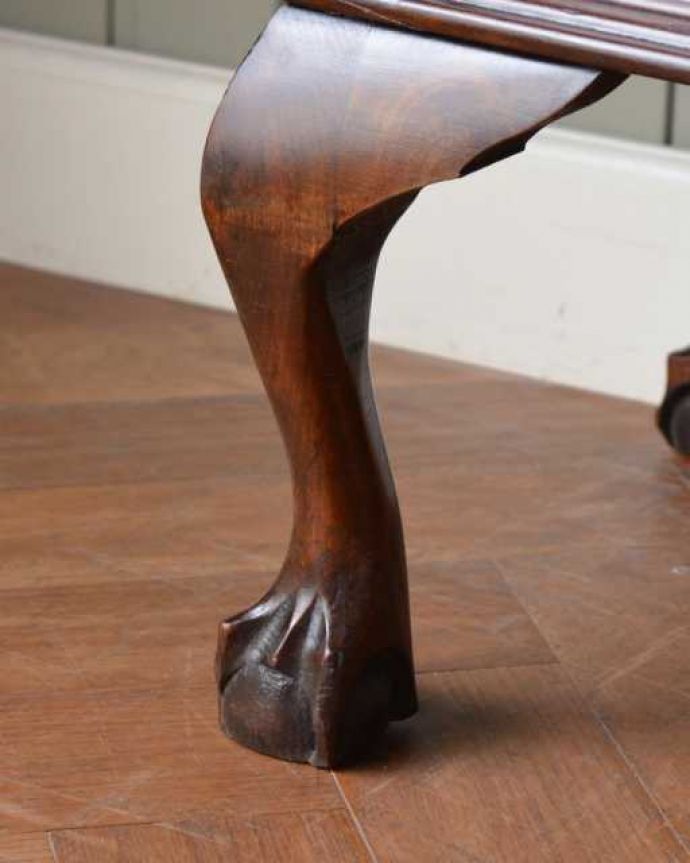 アンティークのキャビネット　アンティーク家具　優雅な曲線のガラス扉のデザイン、アンティークのブックケース（キャビネット）。女性１人でラクラク運べちゃうんですHandleのアンティークは、脚の裏にフェルトキーパーをお付けしています。(q-1982-f)