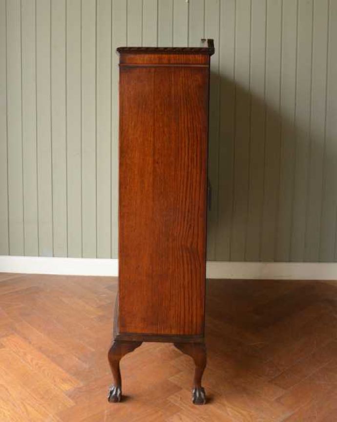 アンティークのキャビネット　アンティーク家具　優雅な曲線のガラス扉のデザイン、アンティークのブックケース（キャビネット）。横から見てもステキ横から見るとこんな感じ。(q-1982-f)