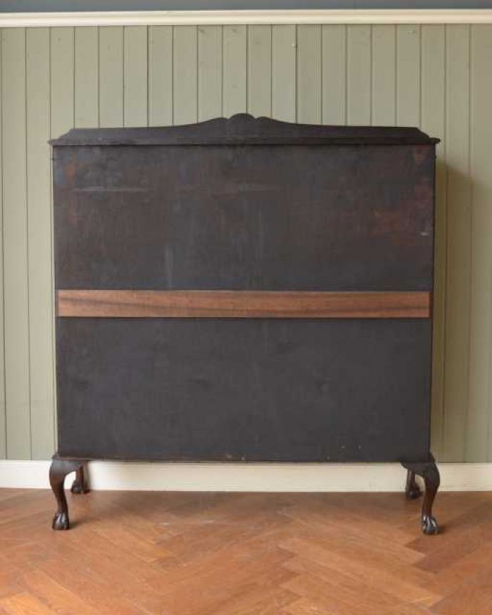 アンティークのキャビネット　アンティーク家具　優雅な曲線のガラス扉のデザイン、アンティークのブックケース（キャビネット）。後ろ姿にも気を使ってますアンティークは新品ではないので、もちろん経年変化によるキズはありますが、専門の職人がキレイにお直しをしているので、後ろ姿までキレイです。(q-1982-f)