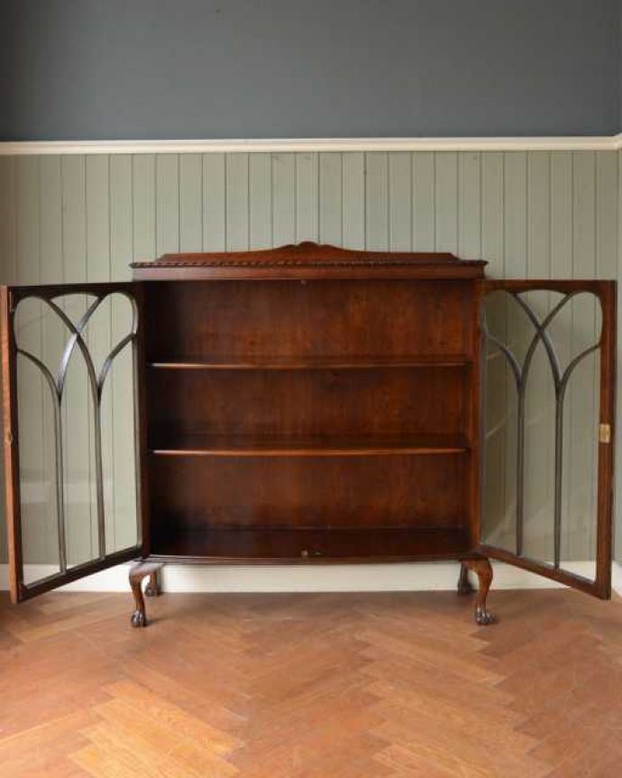 アンティークのキャビネット　アンティーク家具　優雅な曲線のガラス扉のデザイン、アンティークのブックケース（キャビネット）。扉の中は、しっかりと収納できる棚板重いものもたっぷり収納できる木製の棚板タイプ。(q-1982-f)
