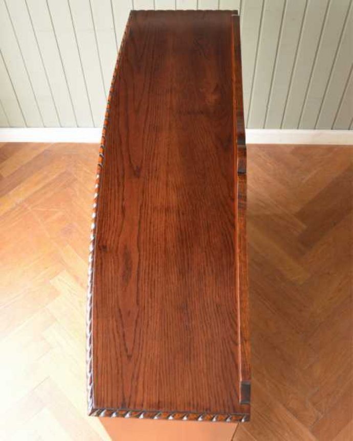 アンティークのキャビネット　アンティーク家具　優雅な曲線のガラス扉のデザイン、アンティークのブックケース（キャビネット）。天板もキレイに仕上げました。(q-1982-f)