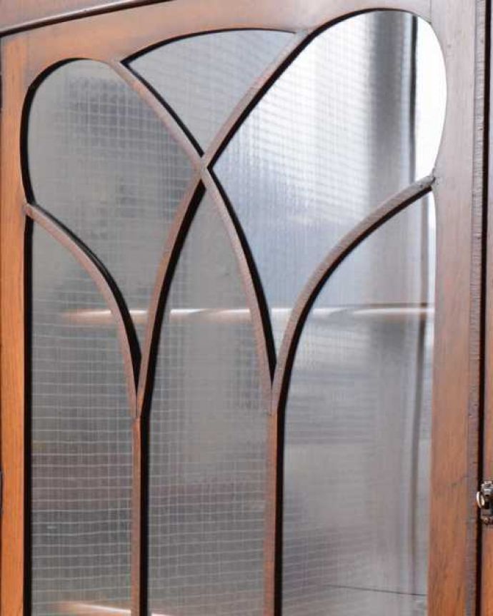 アンティークのキャビネット　アンティーク家具　優雅な曲線のガラス扉のデザイン、アンティークのブックケース（キャビネット）。いろんな場所にこだわり彫のデザインもいろいろです。(q-1982-f)