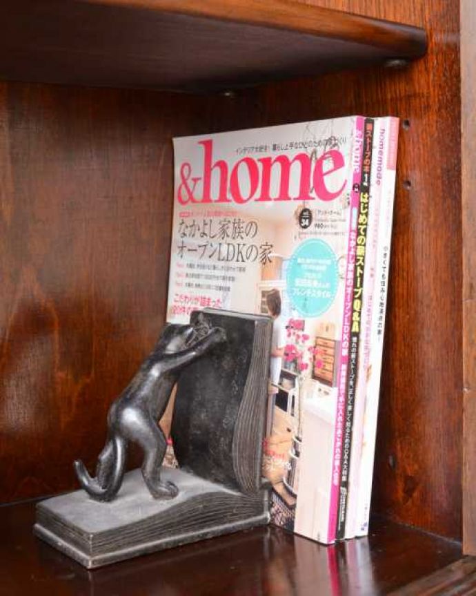 アンティークのキャビネット　アンティーク家具　優雅な曲線のガラス扉のデザイン、アンティークのブックケース（キャビネット）。扉の中は収納たっぷりA4サイズの雑誌までしっかり収納出来ちゃう大きさ。(q-1982-f)