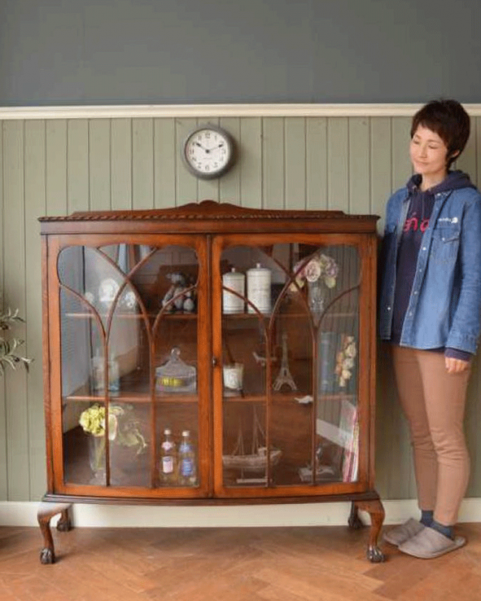 アンティークのキャビネット　アンティーク家具　優雅な曲線のガラス扉のデザイン、アンティークのブックケース（キャビネット）。お気に入りの本や雑貨や本を並べてみましょう。(q-1982-f)