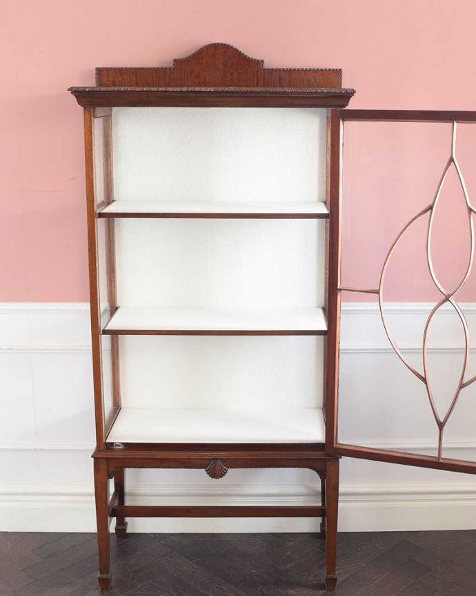 アンティークのキャビネット　アンティーク家具　高級なマホガニー材を使った英国家具、上品なアンティークのガラスキャビネット。扉を開けてみると･･･職人がキレイに修復して、背板も新しい生地に張替えました。(q-1983-f)