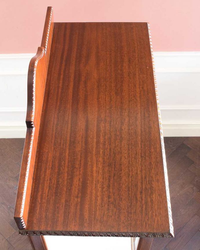 アンティークのキャビネット　アンティーク家具　高級なマホガニー材を使った英国家具、上品なアンティークのガラスキャビネット。塗装もキレイに仕上げました上から見るとこんな形のキャビネットです。(q-1983-f)