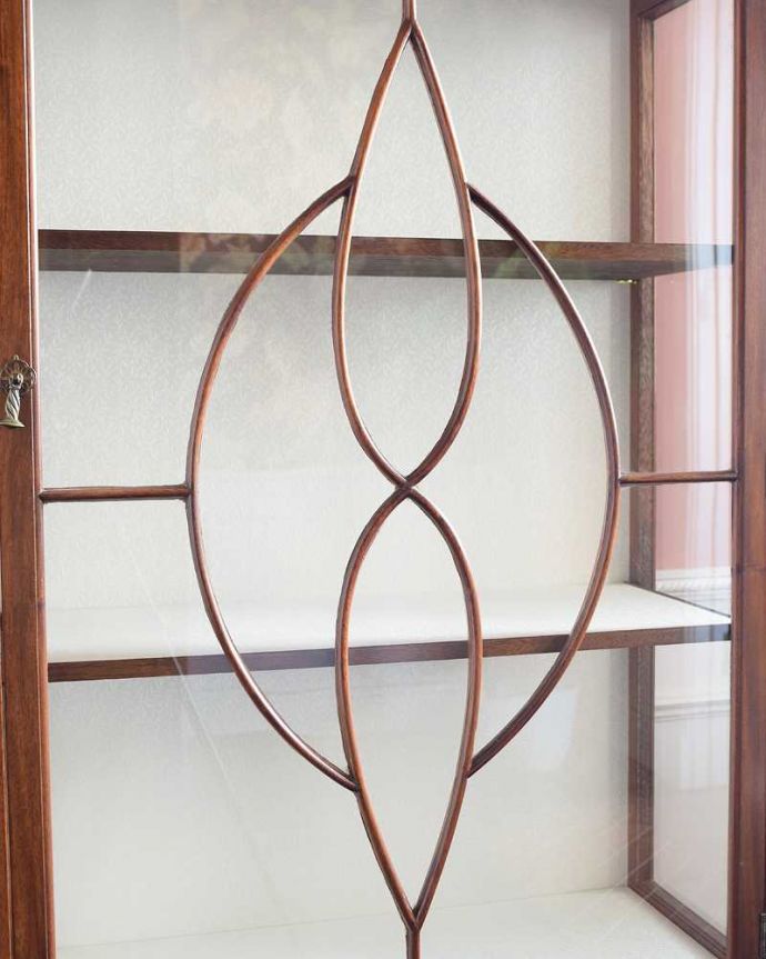 アンティークのキャビネット　アンティーク家具　高級なマホガニー材を使った英国家具、上品なアンティークのガラスキャビネット。美しい装飾にうっとり…ガラス面の装飾が上品なアクセントに。(q-1983-f)