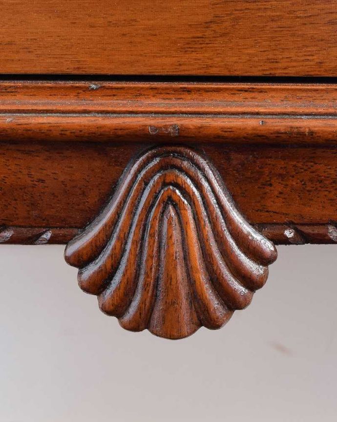 アンティークのキャビネット　アンティーク家具　高級なマホガニー材を使った英国家具、上品なアンティークのガラスキャビネット。いろんな場所にこだわり彫のデザインもいろいろです。(q-1983-f)