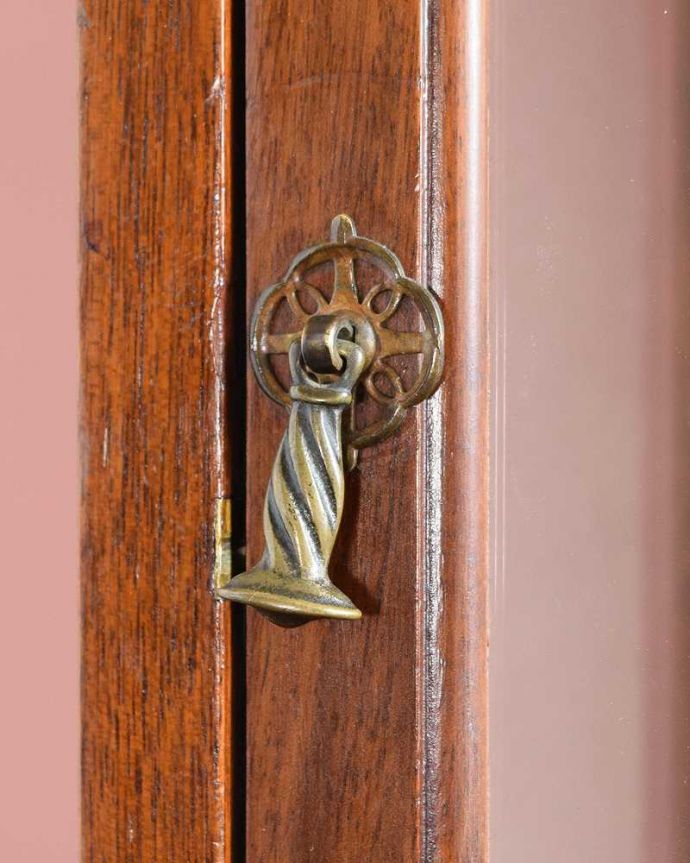 アンティークのキャビネット　アンティーク家具　高級なマホガニー材を使った英国家具、上品なアンティークのガラスキャビネット。開ける度にワクワク取っ手だけを見ても現代の家具より質感がいいのがわかります。(q-1983-f)