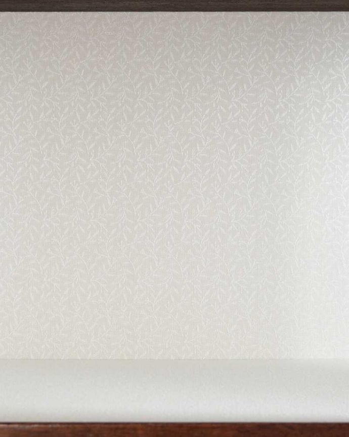 アンティークのキャビネット　アンティーク家具　高級なマホガニー材を使った英国家具、上品なアンティークのガラスキャビネット。新しい生地で張り替えましたキャビネットの表情に合わせて新しい背板の生地を選びました。(q-1983-f)