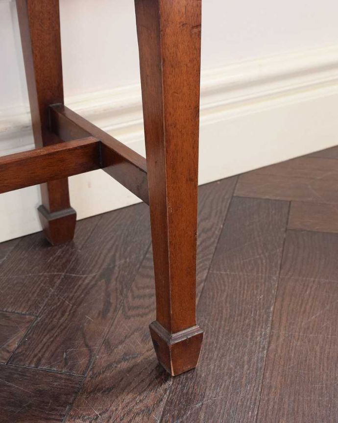 アンティークのキャビネット　アンティーク家具　高級なマホガニー材を使った英国家具、上品なアンティークのガラスキャビネット。女性１人でラクラク運べちゃうんですHandleのアンティークは、脚の裏にフェルトキーパーをお付けしています。(q-1983-f)