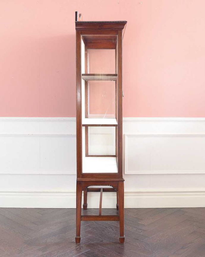 アンティークのキャビネット　アンティーク家具　高級なマホガニー材を使った英国家具、上品なアンティークのガラスキャビネット。横から見ても素敵なんです三方向がガラスのキャビネット。(q-1983-f)