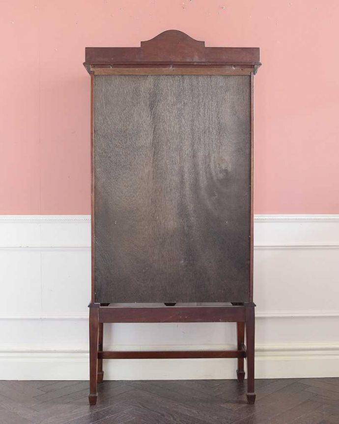 アンティークのキャビネット　アンティーク家具　高級なマホガニー材を使った英国家具、上品なアンティークのガラスキャビネット。後ろ姿も美しいですアンティークは新品ではないので、経年変化によるキズはありますが、専門の職人がしっかり修復したので後姿もキレイです。(q-1983-f)