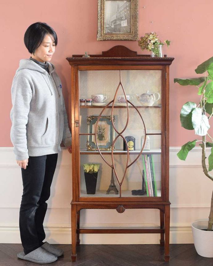 アンティークのキャビネット　アンティーク家具　高級なマホガニー材を使った英国家具、上品なアンティークのガラスキャビネット。おススメ度No,1のアンティーク家具いろんな場所で使えてお部屋に魅せ場を作ってくれるガラスのキャビネットはアンティーク家具の中でもイチオシの家具です。(q-1983-f)
