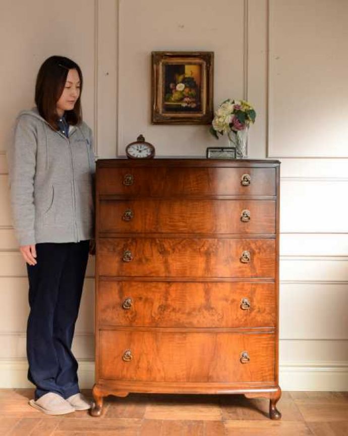 アンティークのチェスト アンティーク家具 英国のアンティーク収納家具、ウォルナット材のチェストオブドロワーズ(5段引き出し)。大人の雰囲気漂う人気の英国チェストシンプルなデザインだからこそ木目の美しさが際立つチェスト。(q-1984-f)