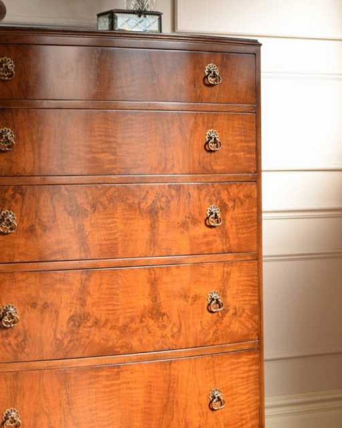 アンティークのチェスト アンティーク家具 英国のアンティーク収納家具、ウォルナット材のチェストオブドロワーズ(5段引き出し)。アンティークだから手に入る質の良さ現代では手に入れることが出来ない質のいい素材が使われているのもアンティーク家具の特長。(q-1984-f)