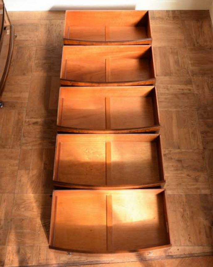 アンティークのチェスト アンティーク家具 英国のアンティーク収納家具、ウォルナット材のチェストオブドロワーズ(5段引き出し)。引き出しの中もキレイに修復しましたお洋服を入れてもいいように、引き出しの中も専門の職人が時間をかけてしっかり修復しました。(q-1984-f)