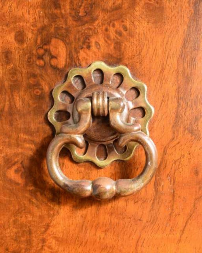 アンティークのチェスト アンティーク家具 英国のアンティーク収納家具、ウォルナット材のチェストオブドロワーズ(5段引き出し)。アンティークらしい取っ手アンティーク家具は取っ手のデザインまで、なんだか高級感があるんですよね。(q-1984-f)