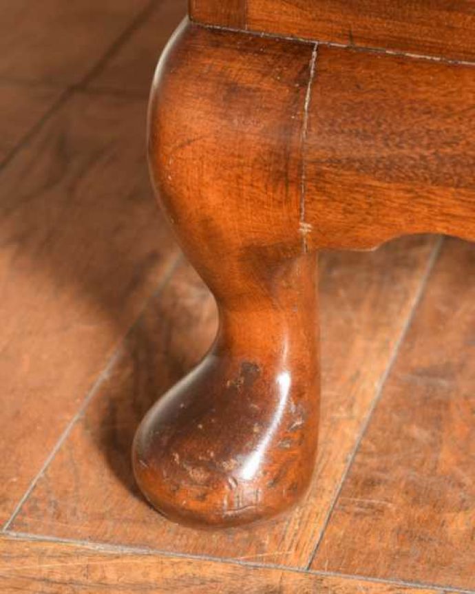 アンティークのチェスト アンティーク家具 英国のアンティーク収納家具、ウォルナット材のチェストオブドロワーズ(5段引き出し)。女性1人でラクラク運べちゃう仕掛けHandleのアンティークは、脚の裏にフェルトキーパーをお付けしています。(q-1984-f)