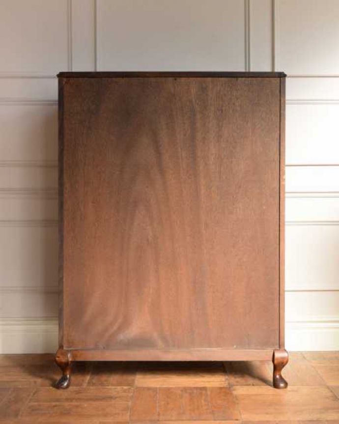 アンティークのチェスト アンティーク家具 英国のアンティーク収納家具、ウォルナット材のチェストオブドロワーズ(5段引き出し)。後ろ姿も見て下さいアンティークは新品ではないので、もちろん経年変化によるキズはありますが、専門の職人が修復しました。(q-1984-f)