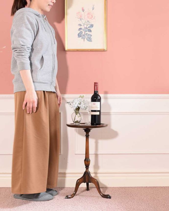 アンティークのテーブル　アンティーク家具　手頃な小さいサイズのワインテーブル、マホガニー材のアンティーク家具。移動もラクラク！どこでも使える小さなテーブル持ち運び便利なワインテーブル。(q-1985-f)