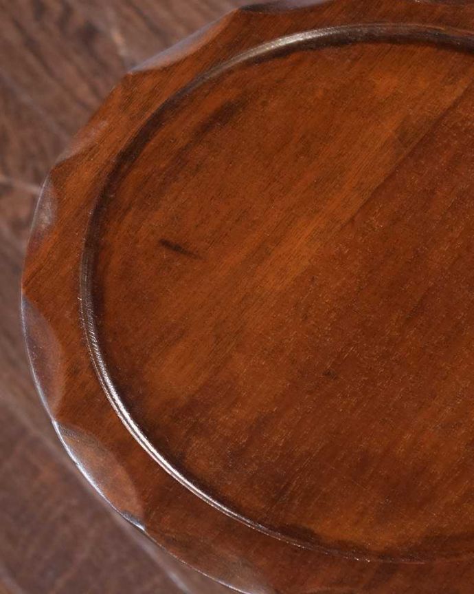 アンティークのテーブル　アンティーク家具　手頃な小さいサイズのワインテーブル、マホガニー材のアンティーク家具。近づいて見てみると･･･天板の周りもアンティークらしく美しいデザイン。(q-1985-f)