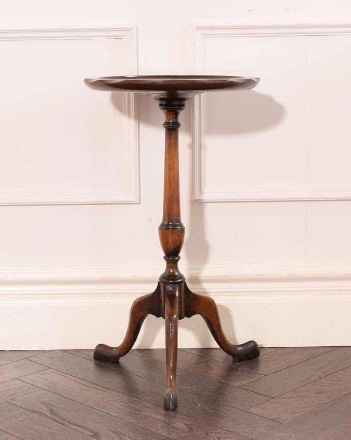 アンティークのテーブル　アンティーク家具　手頃な小さいサイズのワインテーブル、マホガニー材のアンティーク家具。横から見ても優雅英国アンティークらしく横顔だって美しいんです。(q-1985-f)