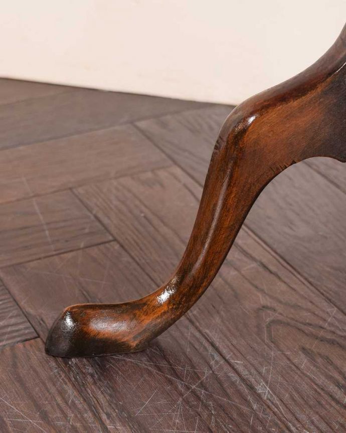 アンティークのテーブル　アンティーク家具　手頃な小さいサイズのワインテーブル、マホガニー材のアンティーク家具。Handleの家具の脚の裏には･･･床にキズが付かないよう脚の裏にフェルトキーパーを付けてお届けしています。(q-1985-f)