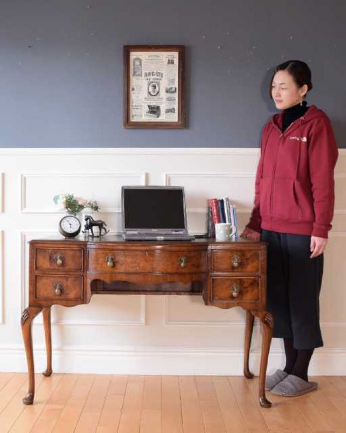 アンティークのデスク・書斎机　アンティーク家具　英国のアンティーク家具、ウォールナット材のライティングデスク。優雅な雰囲気に包まれるエレガントなデスク気品が漂う大人のためのアンティークデスクは、置いてあるだけで優雅な雰囲気です。(q-1986-f)